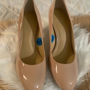 MICHAEL KORS TAN PATENT LEATHER ROUND TOE HEEL.